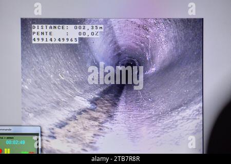 Kanalinspektion mit einer Roboterkamera. Computerbild, das die Innenseite der Rohre zeigt Stockfoto