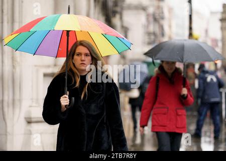 Mitglieder des öffentlichen Tierheims vor dem Regen am Strand in London. Bilddatum: Dienstag, 5. Dezember 2023. Stockfoto