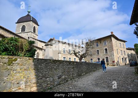 Perouges (Mittelöstlich Frankreichs): Mittelalterliche Stadt mit Stadtmauern auf einem kleinen Hügel, der die Ebene des Flusses Ain überblickt. Registriert als eines der „P Stockfoto