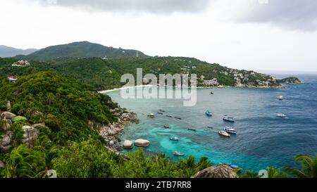Blick auf die tropische Insel im Meer. John Suwan Aussichtspunkt Koh Tao. Insel Koh Tao, Provinz Surat Thani, Golf Thailand. Koh Tao Panorama Landschaft Stockfoto