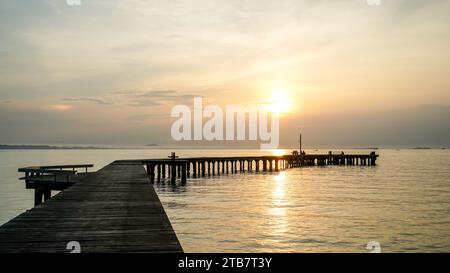 Fantastische Landschaft bei Sonnenuntergang. Malerischer Sonnenuntergang im Sommer. Luxuriöse Resort-Villen am Meer mit sanften LED-Lichtern unter farbenfrohem Himmel. Traumhafter Sonnenuntergang über tropischem Wasser Stockfoto