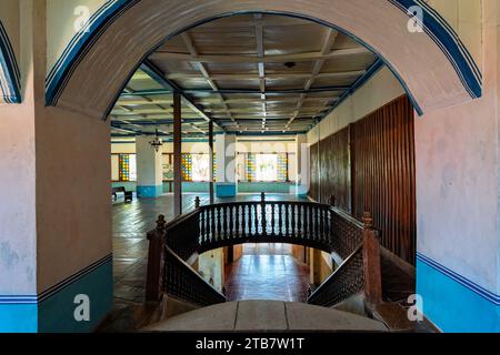 Ein Lazi-Kloster mit mehreren Glasfenstern und hellbraunem Boden in Siquijor, Philippinen Stockfoto