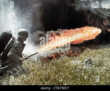 FLAMMENWERFER Ein deutscher Soldat, der 1943 einen Flammenwerfer an der Ostfront einsetzte Stockfoto