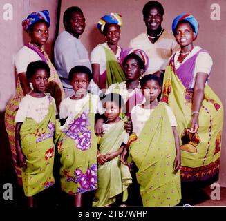 Südafrikanische Tsonga-Musiker M.J. Hlungwane Na Mpfumu Sisters. 1989 aus der Sammlung südafrikanischer Musiker 1980er - Don Minnaar Fotoarchiv Stockfoto