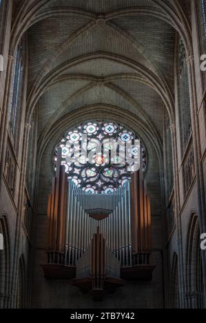 Detail der Musikorgel und des runden Buntglasfensters der Kathedrale von Limoges, Frankreich Stockfoto