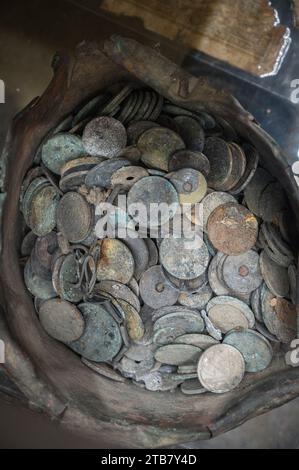 Ein Metallglas mit französischen Münzen wurde aus dem abgemetzelten und verbrannten Dorf Oradour Sur Glane gefunden Stockfoto