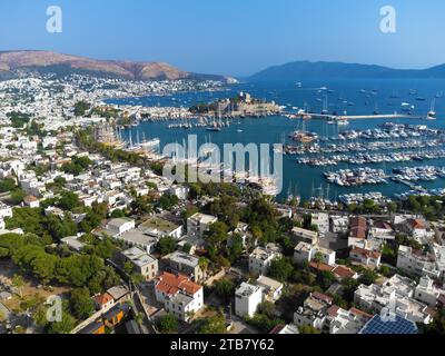 Wunderschöne Landschaft der Stadt Bodrum, des Yachthafens und der alten Burg St. Peter oder Kalesi an einem sonnigen Tag, Türkei. Stockfoto