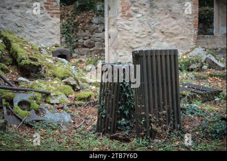 Details von zwei Wasserstrahlern unter den Überresten von Häusern, die während des Krieges in Oradour South Glane zerstört und verbrannt wurden Stockfoto