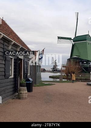 Zaanse Saans, ein einzigartiger Park mit Windmühlen, Kanälen, Käsereien, sehr berühmt in den Niederlanden Stockfoto