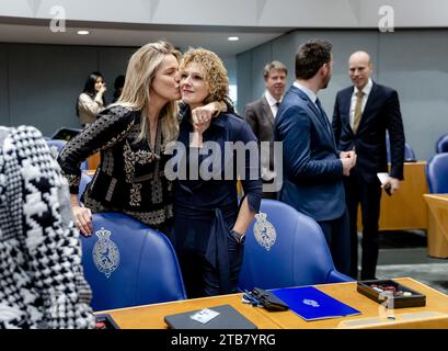 Den Haag, Niederlande. Dezember 2023. - Lucille Werner (CDA) und Inge van Dijk (CDA) während der letzten Plenarsitzung des derzeitigen Repräsentantenhauses. Während des Treffens werden sich die abscheidenden Abgeordneten nach den Wahlen zum Repräsentantenhaus verabschieden. ACredit:ANP/REMKO DE WAAL/Alamy Live News niederlande Out - belgien Out Credit: ANP/Alamy Live News Stockfoto