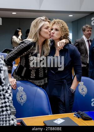 Den Haag, Niederlande. Dezember 2023. - Lucille Werner (CDA) und Inge van Dijk (CDA) während der letzten Plenarsitzung des derzeitigen Repräsentantenhauses. Während des Treffens werden sich die abscheidenden Abgeordneten nach den Wahlen zum Repräsentantenhaus verabschieden. ACredit:ANP/REMKO DE WAAL/Alamy Live News niederlande Out - belgien Out Credit: ANP/Alamy Live News Stockfoto