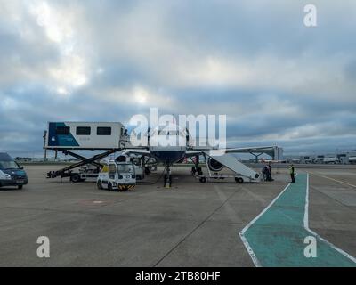 West Sussex, Großbritannien - 11. November 2022: Passagierflugzeug auf der Start- und Landebahn am Flughafen Gatwick, nachdem Passagiere ausgestiegen sind. Stockfoto