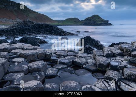 Dämmerung am Giant's Causeway, County Antrim, Nordirland. Herbst (November) 2022. Stockfoto