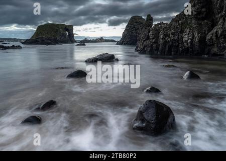 Elephant Rock, am Whiterocks Beach in der Nähe von Ballintoy, County Antrim, Nordirland. Herbst (November) 2022. Stockfoto