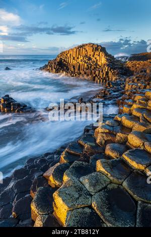 Giant's Causeway an der Causeway Coast, Bushmills, Nordirland, Großbritannien. Herbst (November) 2022. Stockfoto