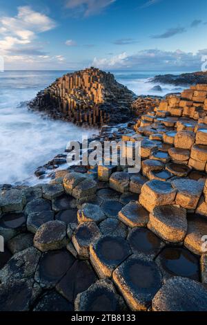 Basaltsäulen auf dem Giant's Causeway-Weltkulturerbe an der Causeway Coast, Bushmills, County Antrim, Nordirland. Herbst (November) 2022. Stockfoto