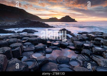 Wunderschöner Sonnenuntergang über dem Giant's Causeway, Bushmills, Nordirland, Großbritannien. Herbst (November) 2022. Stockfoto