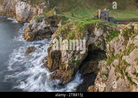 Die Ruinen von Kinbane Castle auf einem Felsvorsprung in der Nähe von Ballycastle an der Causeway Coast, County Antrim, Nordirland, Großbritannien. Herbst (November) 2 Stockfoto