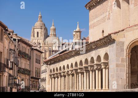 Spanien, Kastilien, Segovia, die Kathedrale von Segovia ist eine römisch-katholische Kathedrale im gotischen Stil auf der Plaza Mayor der Stadt, die der Jungfrau Maria gewidmet ist. Sie wurde zwischen 1525 und 1577 im extravaganten gotischen Stil erbaut und ist hier mit der Iglesia de San Martin im Vordergrund zu sehen. Stockfoto