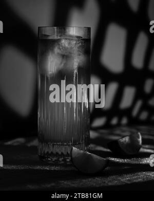 Dunkler und stürmischer Cocktail in Schwarz-weiß mit Eis und Zitrone in Hochkugelglas Stockfoto