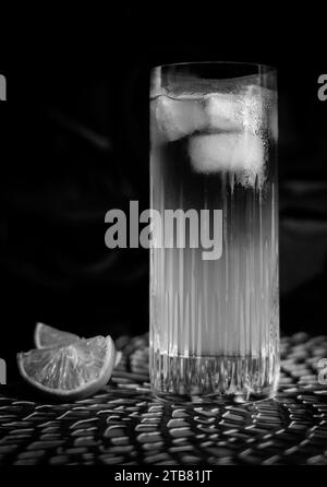Dunkler und stürmischer Cocktail in Schwarz-weiß mit Eis und Zitrone in Hochkugelglas Stockfoto