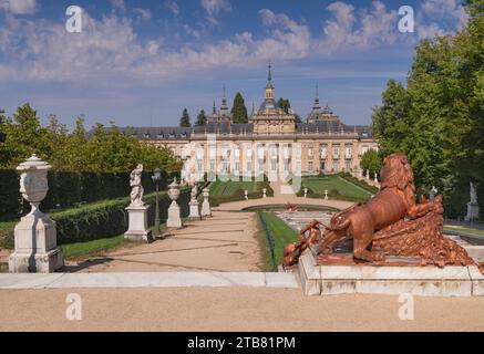 Spanien, Kastilien, San Ildefonso, Palacio Real de la Granja de San Ildefenso aus den 1720er Jahren, Blick auf den Palast vom oberen Ende der Cascada Nueva. Stockfoto