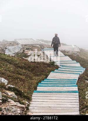 Wolken und Nebel über dem Golf von St. Lawrence von der Promenade auf dem Skyline Trail im Cape Breton Highlands National Park, Nova Scotia. Stockfoto