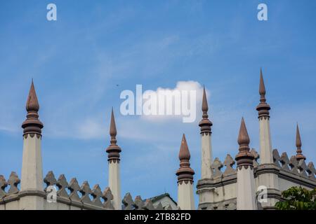 Architekturdetails eines Teils der Sultanmoschee im Himmel ist ein Kampfflugzeug, das über den blauen Himmel in Singapur fliegt Stockfoto