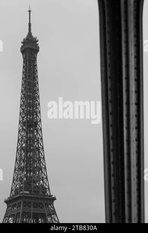 Von Bir Hakeim zum Eiffelturm in Paris - Schwarz-weiß - Frankreich Stockfoto