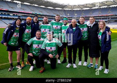 Kevin Sinfield (zweiter rechts) posiert mit seinem Unterstützungsteam in Croke Park am 5. Tag von 7 in 7 in 7 Challenge in Dublin, Irland. Seit Beginn seiner Ultra-Marathon-Mission im Jahr 2020 hat der 43-Jährige über 8 Millionen Pfund gesammelt, um Forschungen zu finanzieren und Menschen mit der Krankheit zu helfen. Er hat geschworen, dass er seine Marathonsuche fortsetzen wird, bis ein Heilmittel gefunden wird. Bilddatum: Dienstag, 5. Dezember 2023. Stockfoto