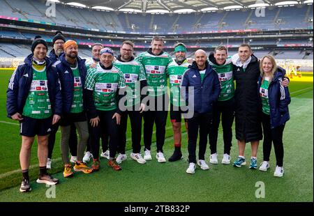 Kevin Sinfield (zweiter rechts) posiert mit seinem Unterstützungsteam in Croke Park am 5. Tag von 7 in 7 in 7 Challenge in Dublin, Irland. Seit Beginn seiner Ultra-Marathon-Mission im Jahr 2020 hat der 43-Jährige über 8 Millionen Pfund gesammelt, um Forschungen zu finanzieren und Menschen mit der Krankheit zu helfen. Er hat geschworen, dass er seine Marathonsuche fortsetzen wird, bis ein Heilmittel gefunden wird. Bilddatum: Dienstag, 5. Dezember 2023. Stockfoto