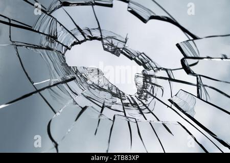 Textur von Glasbruch als Hintergrund. Defektes Fenster. Nahaufnahme. Stockfoto