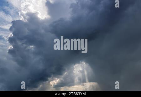 Stürmischer Himmel mit grauen Wolken vor dem Regen. Wettervorhersage-Konzept. Stockfoto