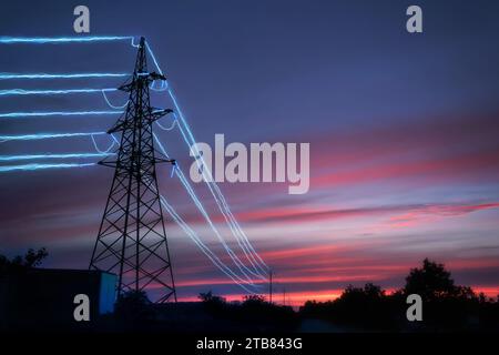 Elektrische Sendetürme mit glühenden Drähten vor dem Hintergrund des Sonnenuntergangs. Elektrische Hochspannungsmasten. Energiekonzept. Stockfoto