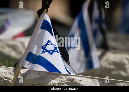 Eine Flagge des Staates Israel ruht auf einem Grab eines gefallenen Soldaten auf dem Militärfriedhof Har Herzl in Jerusalem am Gedenktag in Israel. Stockfoto