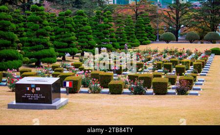 The UN Memorial Cemetery, 10. November 2023: Friedhöfe französischer und britischer Soldaten auf dem UN Memorial Cemetery in Busan, etwa 420 km (261 Meilen) südöstlich von Seoul, Südkorea. Auf dem Friedhof sind etwa 2.300 Kriegsveteranen aus 11 Ländern begraben, darunter Veteranen aus Kanada, Großbritannien, Australien und der Türkei. 21 Länder schickten etwa 1,96 Millionen Soldaten und Sanitäter während des Koreakrieges 1950-53. Mehr als 40.000 der UNO-Truppen wurden in Aktion getötet und etwa 10.000 werden nach Angaben lokaler Medien noch immer vermisst. Der Koreakrieg endete in einem Waffenstillstand, nicht in einem friedensvertrag. (Foto von Lee Stockfoto