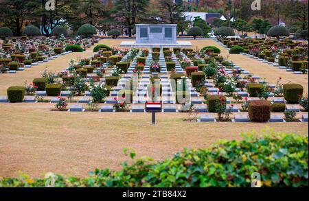 The UNO Memorial Cemetery, 10. November 2023 : der UNO Memorial Cemetery in Busan, etwa 420 km (261 Meilen) südöstlich von Seoul, Südkorea. Auf dem Friedhof sind etwa 2.300 Kriegsveteranen aus 11 Ländern begraben, darunter Veteranen aus Kanada, Großbritannien, Australien und der Türkei. 21 Länder schickten etwa 1,96 Millionen Soldaten und Sanitäter während des Koreakrieges 1950-53. Mehr als 40.000 der UNO-Truppen wurden in Aktion getötet und etwa 10.000 werden nach Angaben lokaler Medien noch immer vermisst. Der Koreakrieg endete in einem Waffenstillstand, nicht in einem friedensvertrag. Quelle: Lee Jae-won/AFLO/Alamy Live News Stockfoto