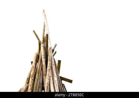Viele Holzstöcke stapelten sich als Tipi-Konstruktion auf weißem Hintergrund Stockfoto