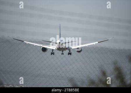 Rückansicht eines gewerblichen Flugzeugs, das auf der Landebahn landet Stockfoto