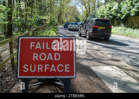 Great Missenden, Großbritannien. April 2023. Große Schlaglöcher verursachten heute einen langsamen Verkehr in Great Missenden, Buckinghamshire. Leider sind viele Schlaglöcher im Buckinghamshire Council irgendwann ausgeflickt, aber innerhalb weniger Wochen nach Regen und kaltem Wetter kehren die Schlaglöcher zurück. Autos sind heute in den Weg der entgegenkommenden Fahrzeuge geschoben, um Schlaglöcher zu vermeiden. Die Regierung hat weitere 200 Millionen Pfund für Schlaglochreparaturen zwischen 2023 und 2024 bereitgestellt. Kredit: Maureen McLean/Alamy Stockfoto