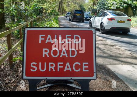 Great Missenden, Großbritannien. April 2023. Große Schlaglöcher verursachten heute einen langsamen Verkehr in Great Missenden, Buckinghamshire. Leider sind viele Schlaglöcher im Buckinghamshire Council irgendwann ausgeflickt, aber innerhalb weniger Wochen nach Regen und kaltem Wetter kehren die Schlaglöcher zurück. Autos sind heute in den Weg der entgegenkommenden Fahrzeuge geschoben, um Schlaglöcher zu vermeiden. Die Regierung hat weitere 200 Millionen Pfund für Schlaglochreparaturen zwischen 2023 und 2024 bereitgestellt. Kredit: Maureen McLean/Alamy Stockfoto