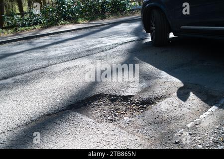 Great Missenden, Großbritannien. April 2023. Große Schlaglöcher verursachten heute einen langsamen Verkehr in Great Missenden, Buckinghamshire. Leider sind viele Schlaglöcher im Buckinghamshire Council irgendwann ausgeflickt, aber innerhalb weniger Wochen nach Regen und kaltem Wetter kehren die Schlaglöcher zurück. Autos sind heute in den Weg der entgegenkommenden Fahrzeuge geschoben, um Schlaglöcher zu vermeiden. Die Regierung hat weitere 200 Millionen Pfund für Schlaglochreparaturen zwischen 2023 und 2024 bereitgestellt. Kredit: Maureen McLean/Alamy Stockfoto