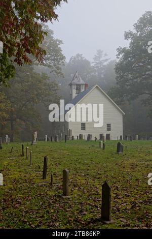 Alte Kirche und Friedhof an einer nebeligen Cades Cove am Morgen in den Smoky Mountains Stockfoto