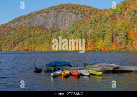 Farbenfrohe Kajaks legen im Herbst an einem See in den Bergen in North Carolina an Stockfoto