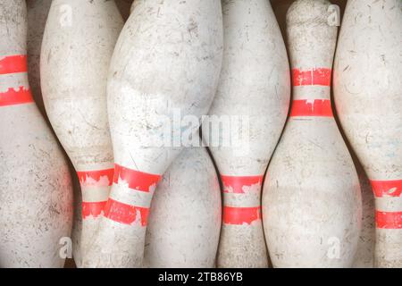 Vintage verwitterte weiße Bowlingnadeln mit rotem Streifen Stockfoto