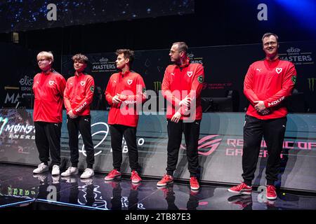 ESPOO, FINNLAND - 1. DEZEMBER: Jimi 'Jimpphat' Salo von MOUZ, Kamil 'siuhy' Szkaradek von MOUZ, David 'Frozen' Cernansky von MOUZ, Dorian 'xertioN' Berman von MOUZ, Trainer Dennis 'Sycrone' Nielsen von MOUZ während des Elisa Masters Espoo 2023 - Tag 3 in Metro Areena am 1. Dezember 2023 in Espoo, Finnland. (Foto: Gabriel Calvino Alonso/Orange Pictures) Stockfoto