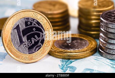 Details zu Banknoten von 100 Reais aus brasilien und brasilianischen Münzen, mit selektivem Fokus, Hintergrundbild. Konzept der Investition in brasilien oder des Gewinns. Stockfoto