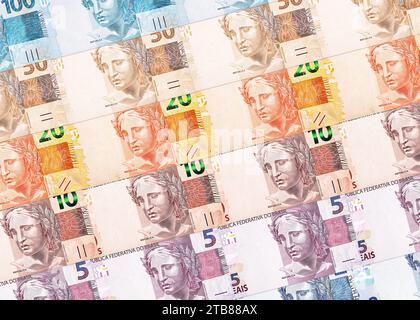 Textur oder Hintergrund mit brasilianischen Banknoten, 100, 50, 20, 10 5 und 2 Reais. Brasilianisches Währungspapier Stockfoto