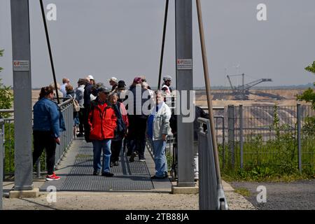 Reisebusfeier Besuch des Aussichtsplatzes Garzweiler II für Braunkohlebergwerk in Düsseldorf, Mai 2023 Stockfoto