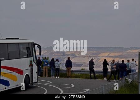 Reisebusfeier Besuch des Aussichtsplatzes Garzweiler II für Braunkohlebergwerk in Düsseldorf, Mai 2023 Stockfoto